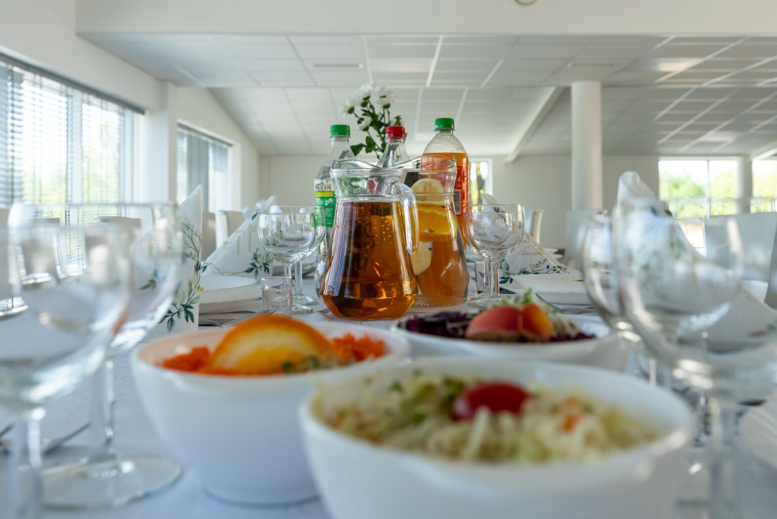 Sala przygotowana na przyjęcie komunijne